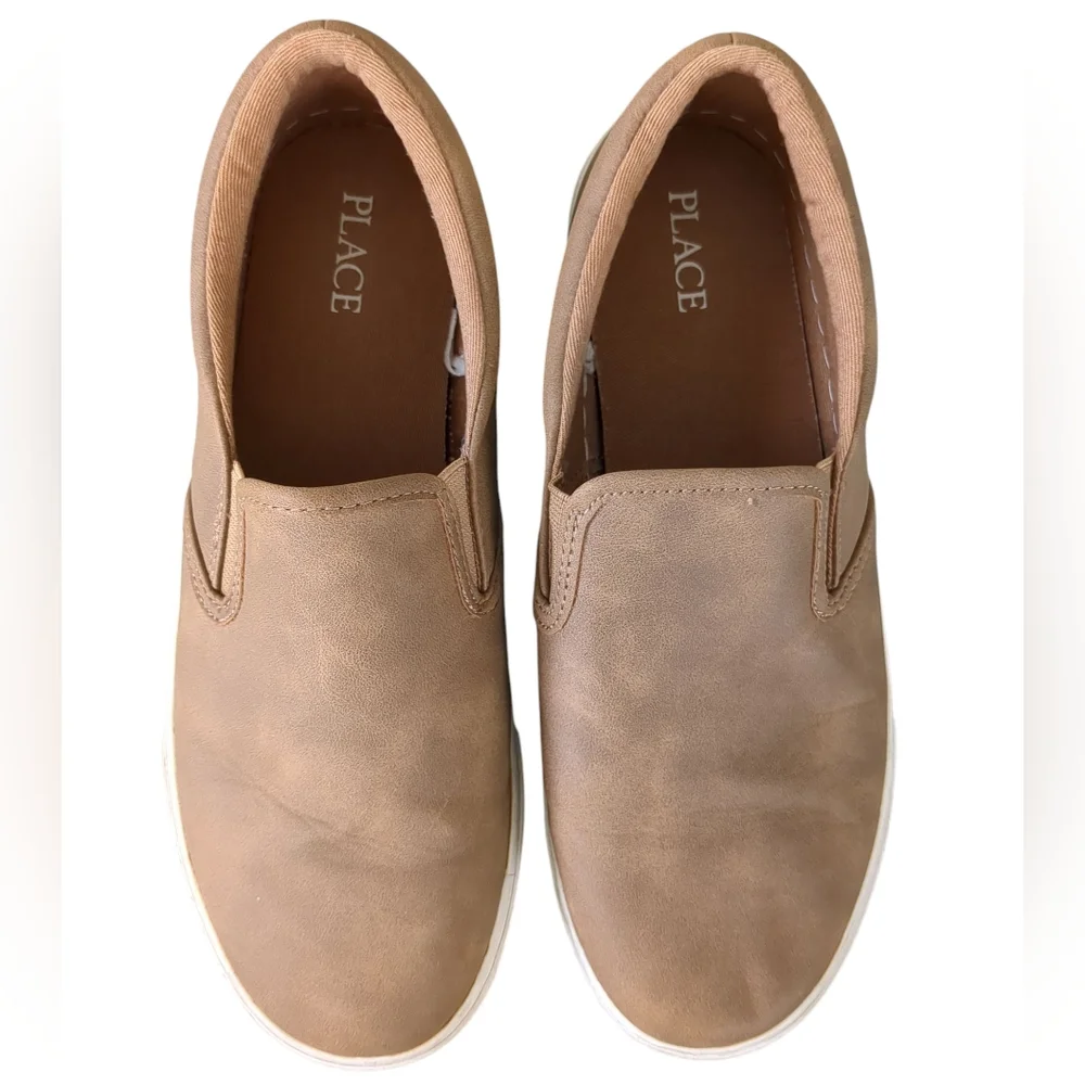 Big Boys Tan Slip On Sneakers (Size 6)